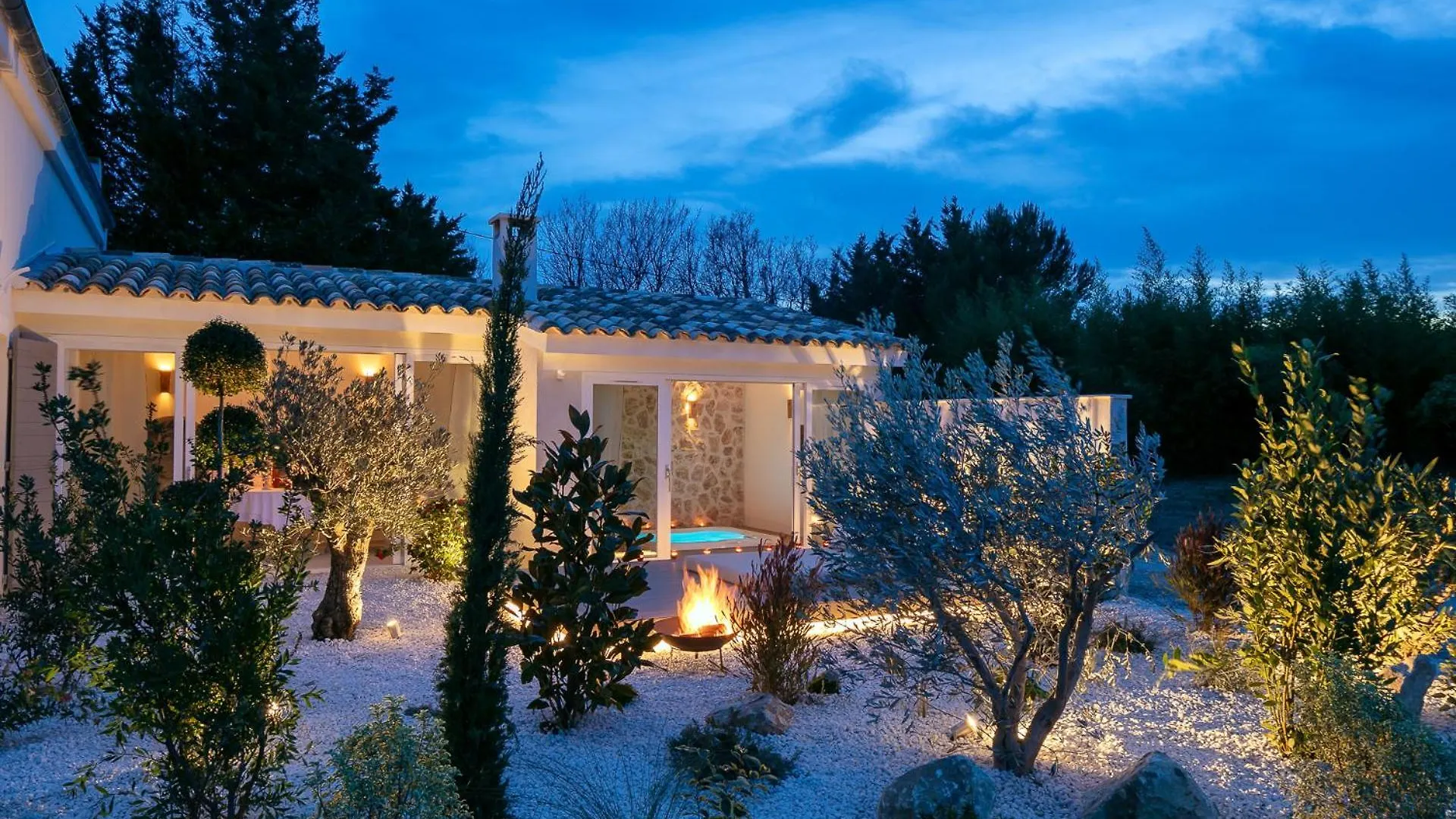 ***** Guest house La Bastide De Damien, 5 Clefs Demeure D'Exception Et Table Remarquable Dans Le Guide Teritoria, Jacuzzi Privatif, Cuisine Etoilee Dominique Frerard Hotel Aix-en-Provence France