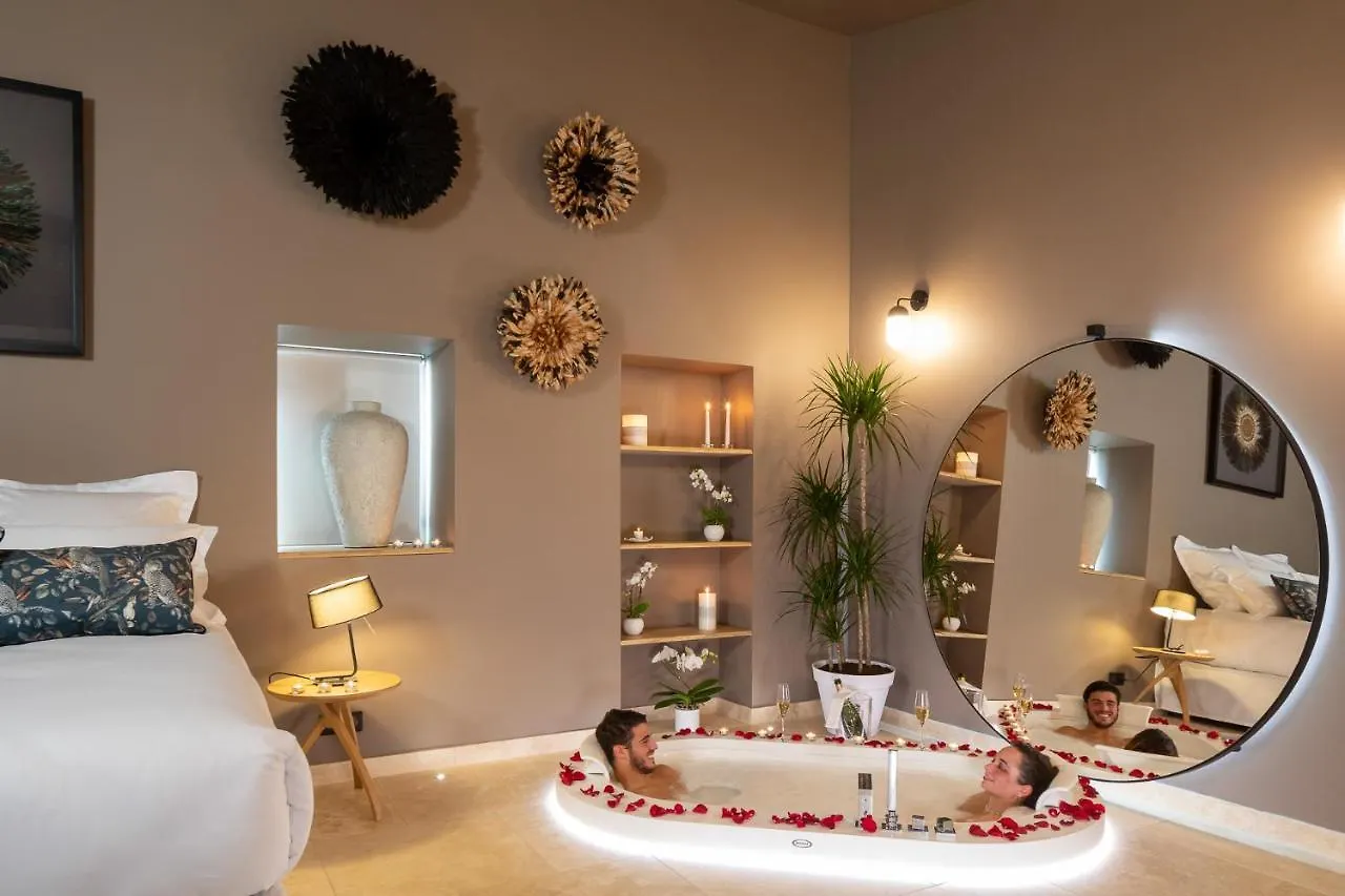 CHAMBRE ROMANTIQUE, JACUZZI et LIT D'EXCEPTION Aix-en-Provence